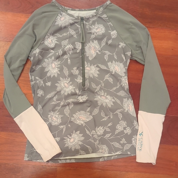 Carve Designs Other - Carve Designs White and Sage Green Half Zip Rash Guard Top